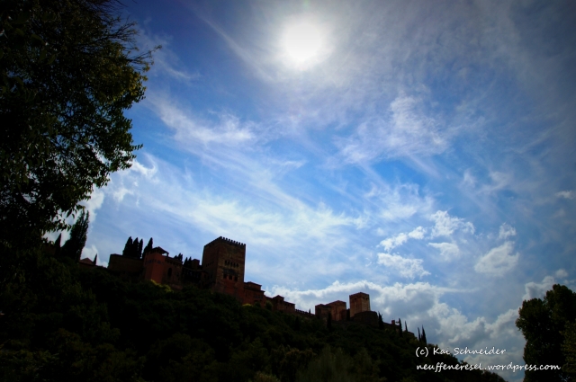 Die Alhambra trohnt über Granada