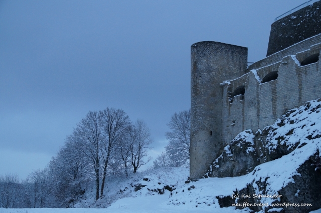 schneebedeckter Ostteil der Burg